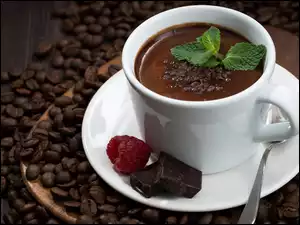 Filiżanka kawy z czekoladą i ziarnami