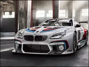 BMW M6 GT3 w garażu