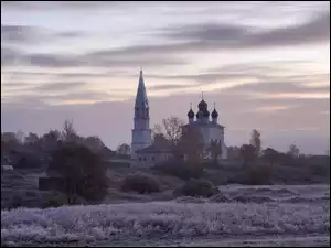 Cerkiew z drzewami o świcie