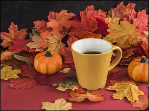 Kompozycja jesienna z kawą i liśćmi