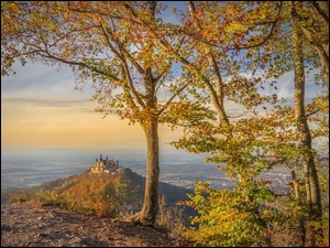 Zamek Hohenzollern w jesiennych górach