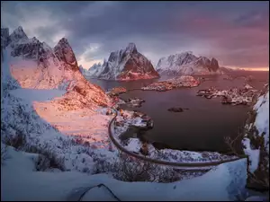 Morze Norweskie w zimowych górach