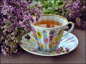 Filiżanka herbaty z kwiatami