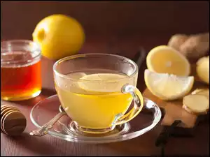 Herbata z cytryną w szklanej filiżance
