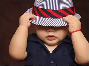 Chłopczyk w koszulce i kapeluszu