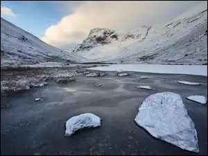 Półwysep Kolski z zimowym górskim jeziorem