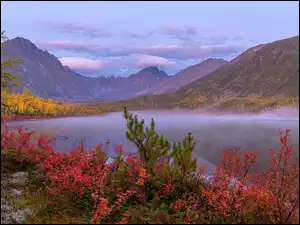 Jezioro Nevidimka z jesiennymi górami leśnymi