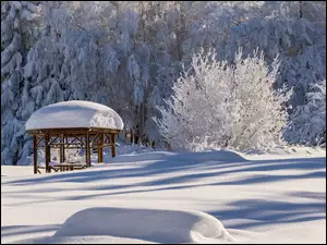 altanka w parku zimą