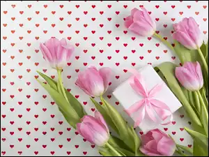 kompozycja różowych tulipanów z prezentem