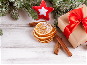 Dekoracja świąteczna z prezentem i dodatkami