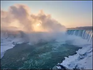 Słonce z chmurami nad wodospadem Niagara