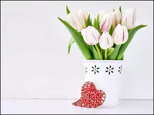 Serce z doniczką tulipanów
