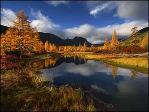 Jezioro Nevidimka w jesiennych górach leśnych