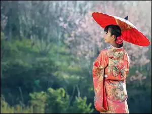 Azjatka z kimonem i parasolką