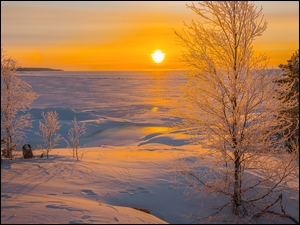 Zamarznięte jezioro Ładoga o wschodzie słońca