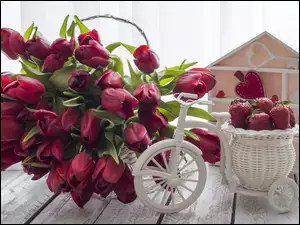 Bukiet tulipanów i rowerek z truskawkami