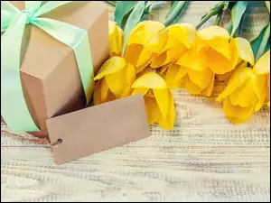 Żółte tulipany obok prezentu