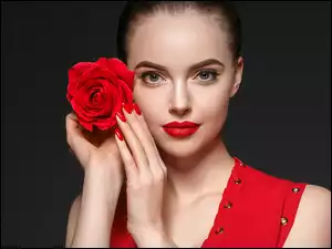 Kobieta z makijażem i czerwoną różą