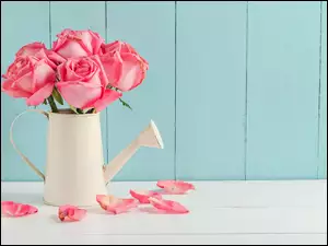 Bukiet róż w konewce