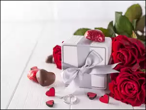 Róże z prezentem i czekoladkami