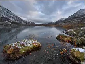 Kamienne jezioro w jesiennych górach
