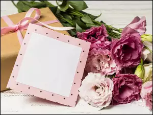 Kwiaty z prezentem i kartką