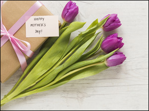Tulipany i prezent z liścikiem dla mamy