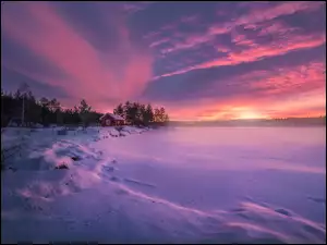 Jezioro pod kolorowym niebem