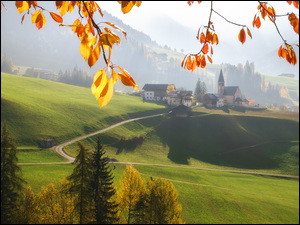 Panorama górskiej doliny jesienią