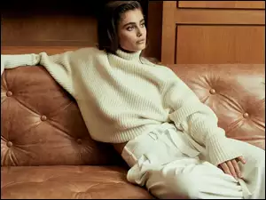 modelka Taylor Marie Hill siedząca na kanapie