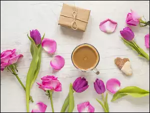 Kawa z ciasteczkami tulipanami i prezentem