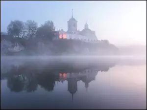 Cerkiew nad wodą we mgle