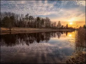 Wschód słońca nad rzeką jesienią