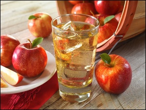 Szklanka soku z jabłkami