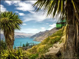 Widok na polodowcowe jezioro Wakatipu w Nowej Zelandii