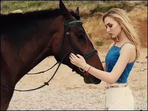 Długowłosa blondynka z koniem