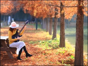 Dziewczyna z gitarą w parku