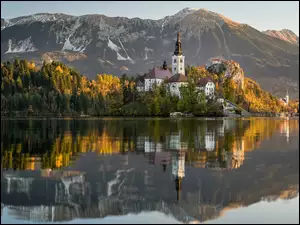 Kościół Wniebowzięcia Najświętszej Marii Panny odbity w jeziorze Bled