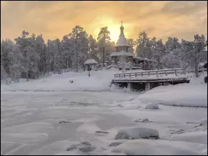 Jezioro Ładoga z zimową cerkwią w lesie