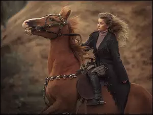 Kobieta galopująca na koniu