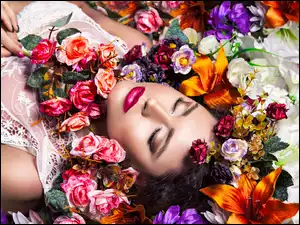 Modelka Aneta Kotikova leży w kwiatach