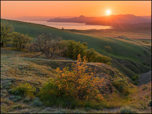 Promienie słońca nad górami krymskimi w Rosji