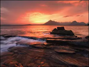 Zachód słońca z morskimi skałami