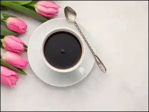 Różowe tulipany z filiżanką kawy