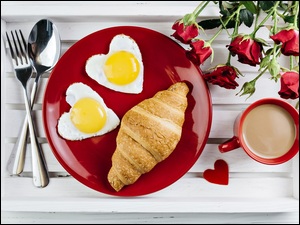 Sadzone jajka i croissant na talerzu