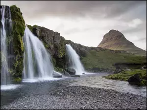Wodospady na górze Kirkjufell w Islandii