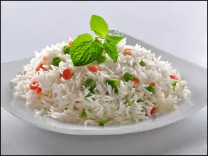 Sałatka ryżowa na talerzu