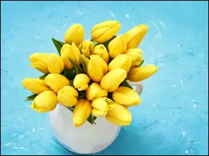 Bukiet żółtych tulipanów z wazonie