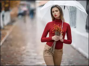 Modelka z bukietem kwiatów i parasolką