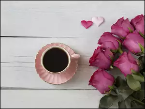 Filiżanka kawy z serduszkami i różami